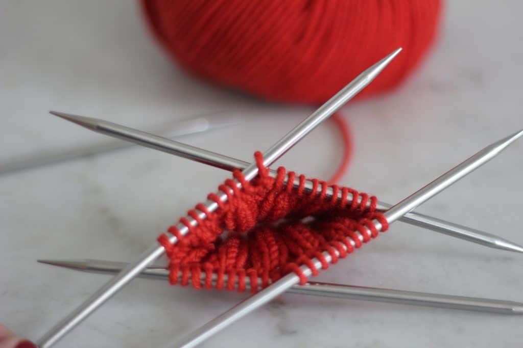 Apprendre à tricoter en rond - aiguilles double pointes - Blog tricot