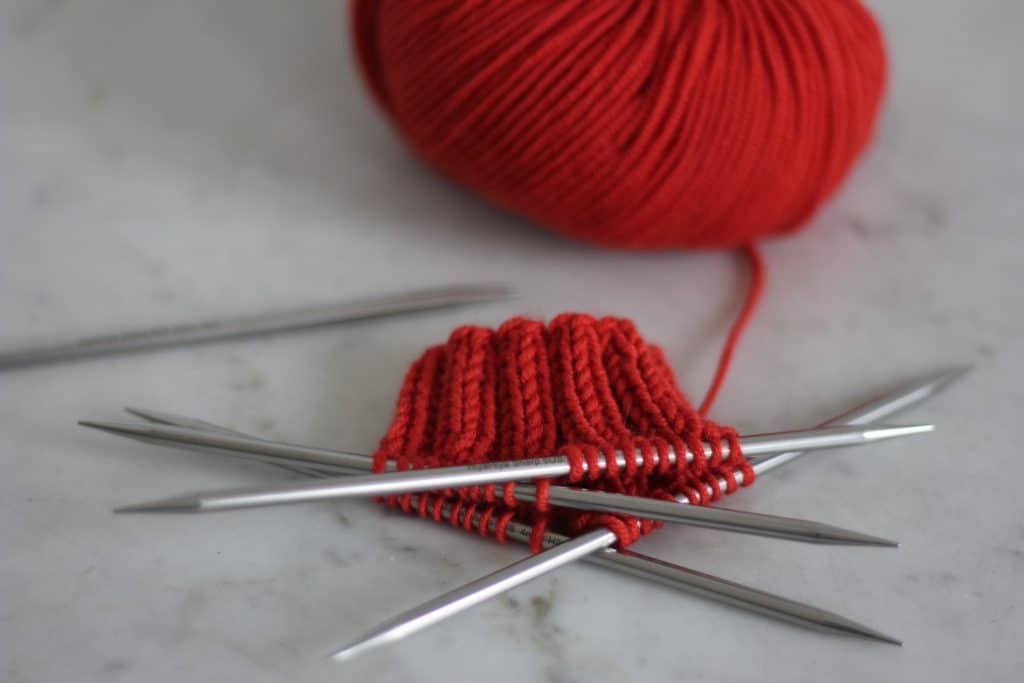 Apprendre à tricoter en rond - aiguilles double pointes - Blog tricot