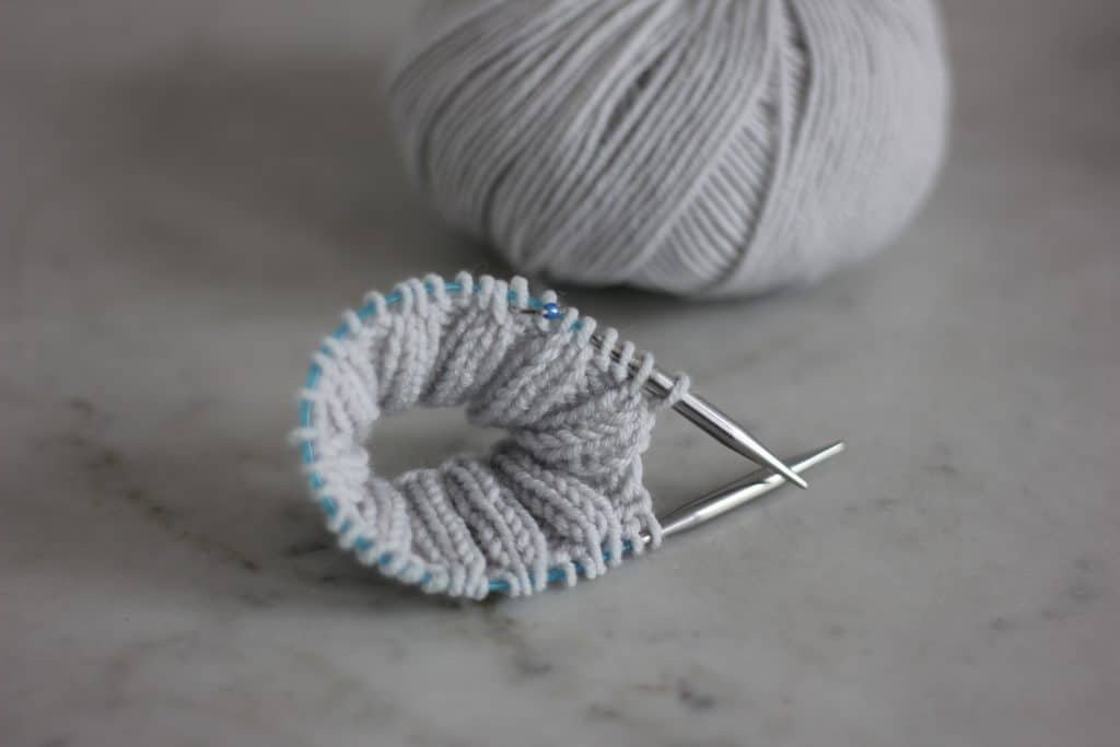 Apprendre à tricoter en rond - Mini-aiguilles - Blog tricot