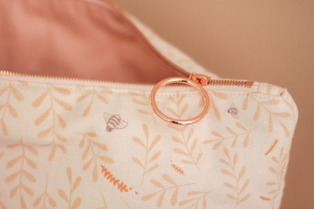 Kit de couture - Pochette zippée - sac à projet - Busy bee pêche - Lise Tailor