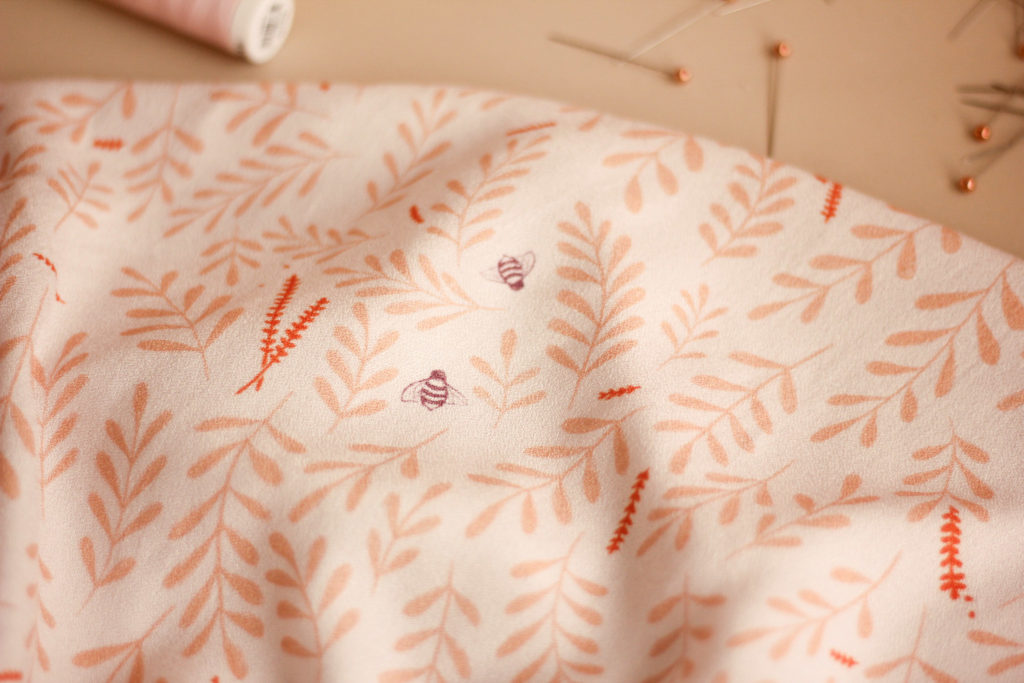 Tissu crêpe de viscose - Busy bee pêche - Lise Tailor