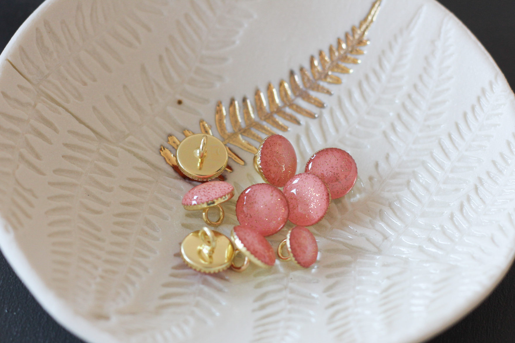 Bouton de bottine pailletté or - Corail