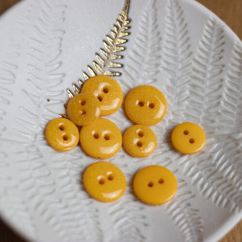 Alternative view of Bouton glitter deux trous - Jaune
