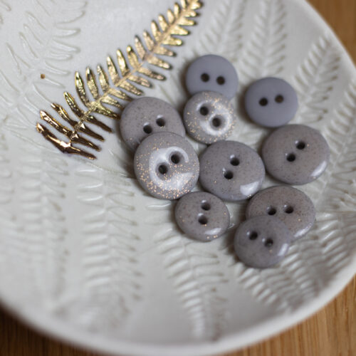 Alternative view of Bouton glitter deux trous - gris