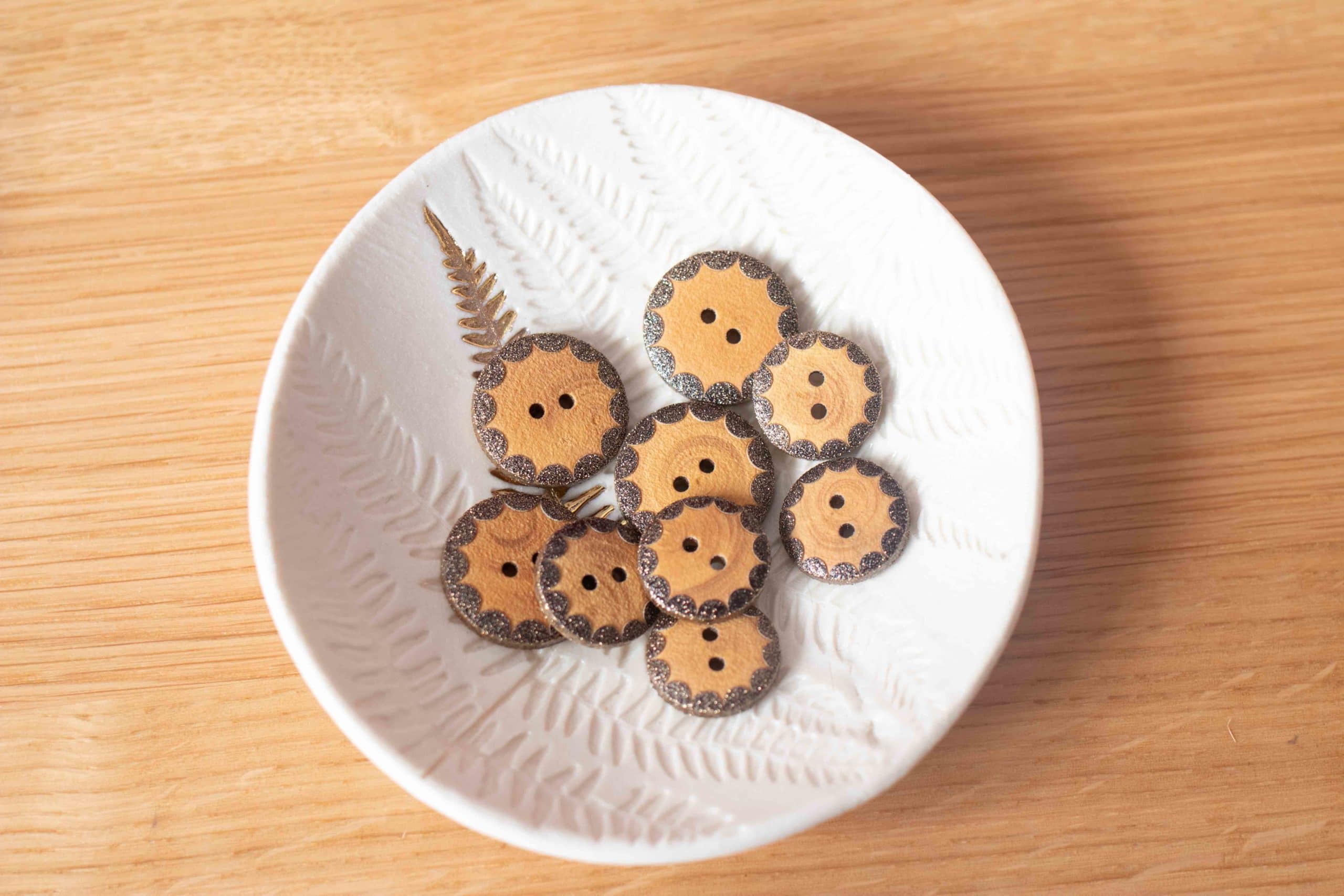 Boutons en bois Golden - Noir Doré – Image 3