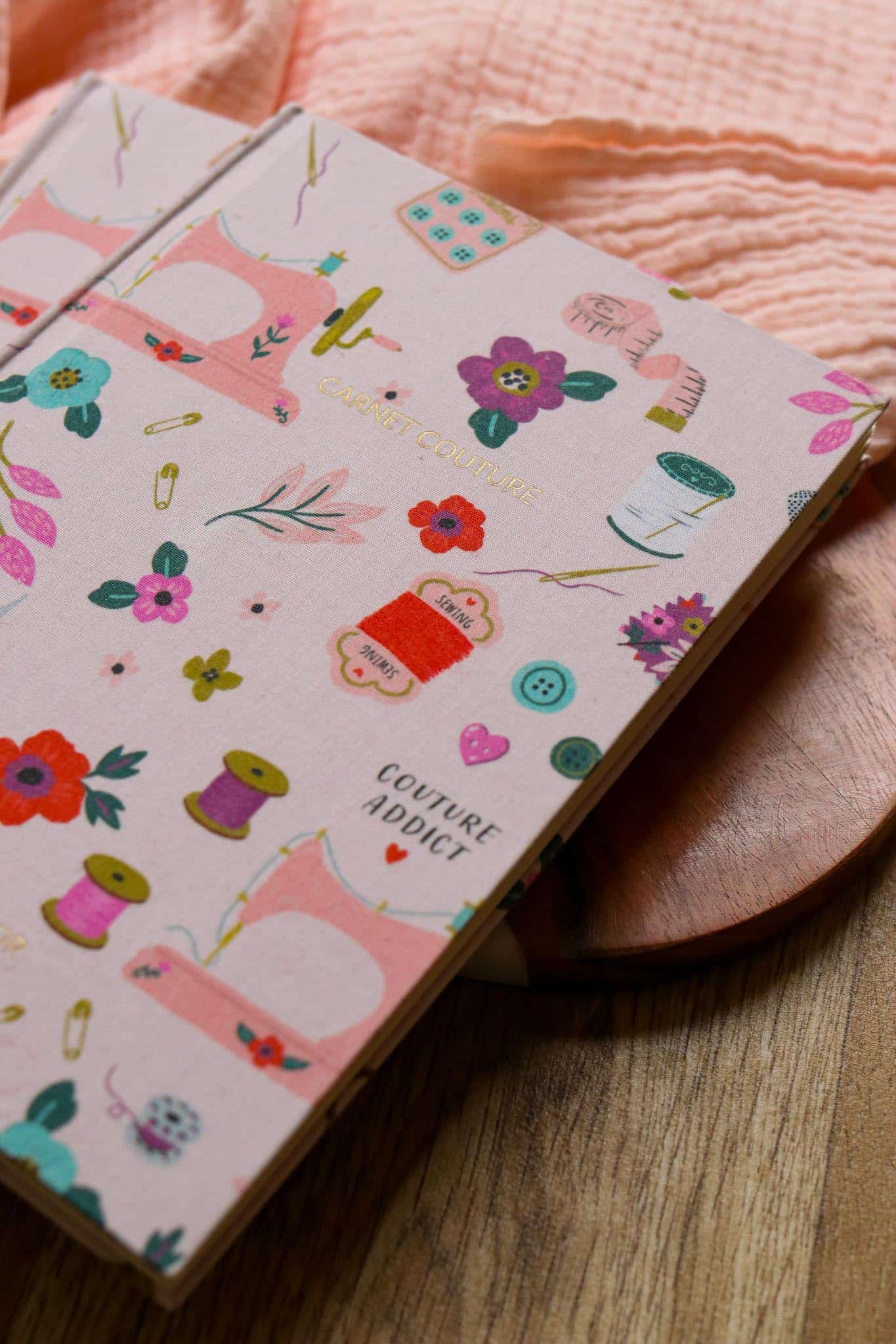 Carnet recouvert de tissu motif couture – Image 3