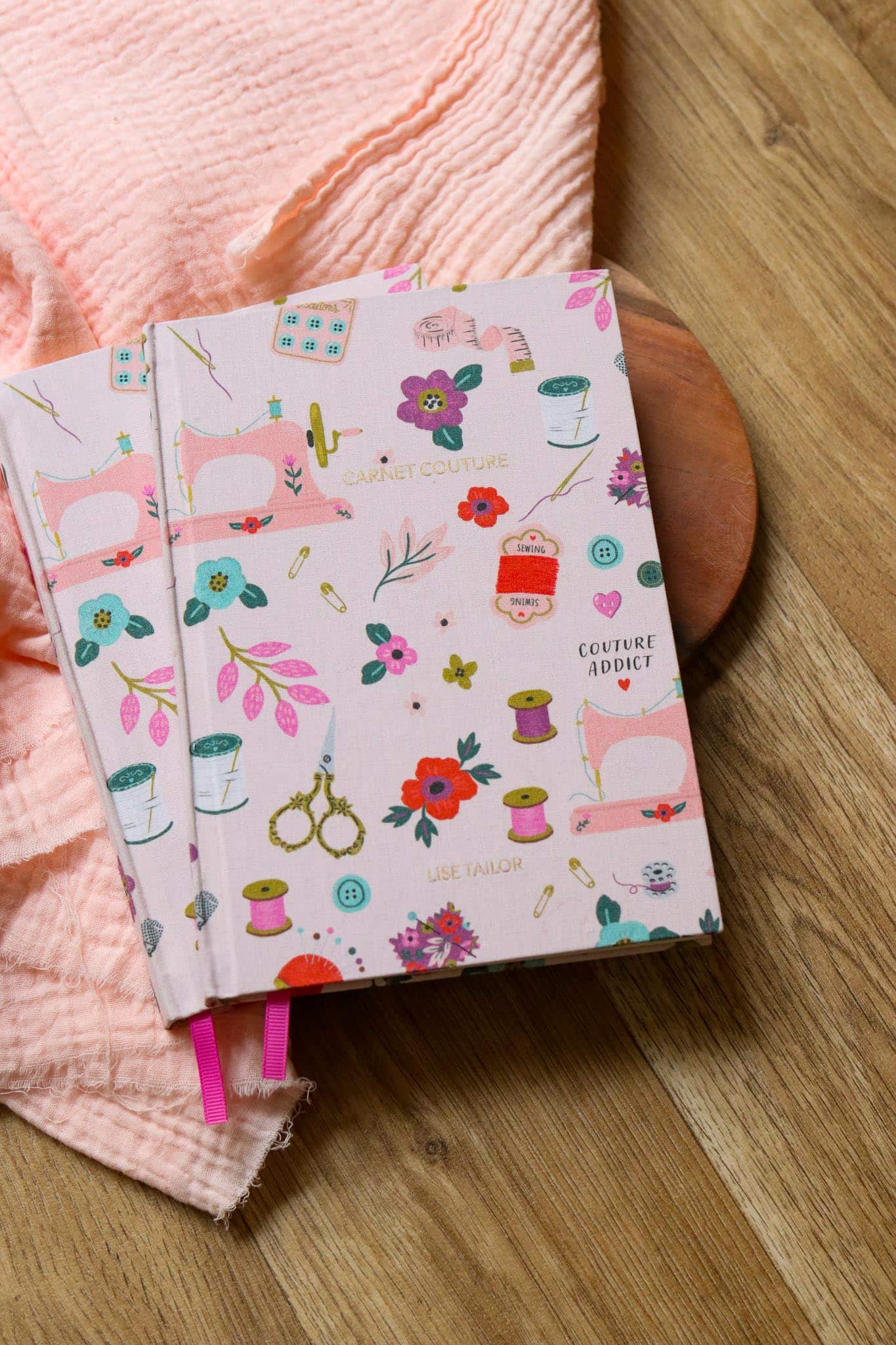 Carnet recouvert de tissu motif couture – Image 2