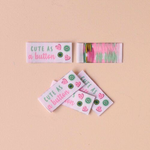 Alternative view of Étiquettes Tissées à Coudre “Cute as a button”