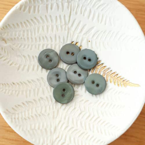 Alternative view of Bouton en nacre plat - Verveine