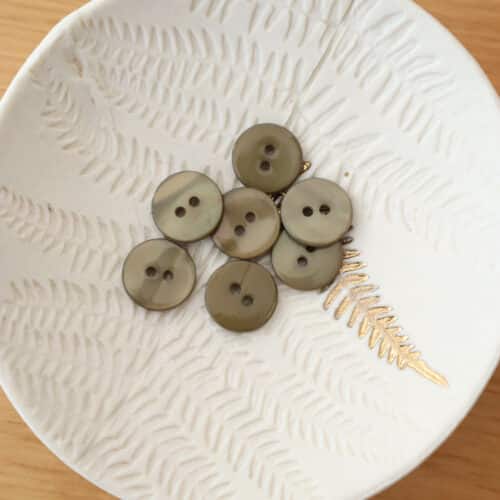 Alternative view of Bouton en nacre plat - Kaki