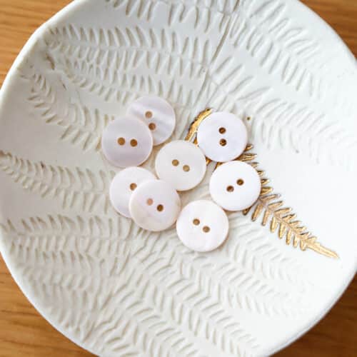 Alternative view of Bouton en nacre plat - Blanc cassé