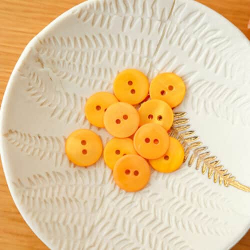 Alternative view of Bouton en nacre plat - Jaune