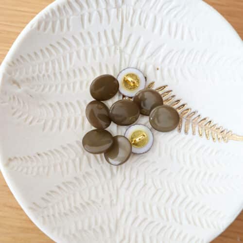 Alternative view of Bouton en nacre à queue - Kaki