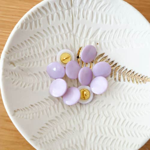 Alternative view of Bouton en nacre à queue – Lilas